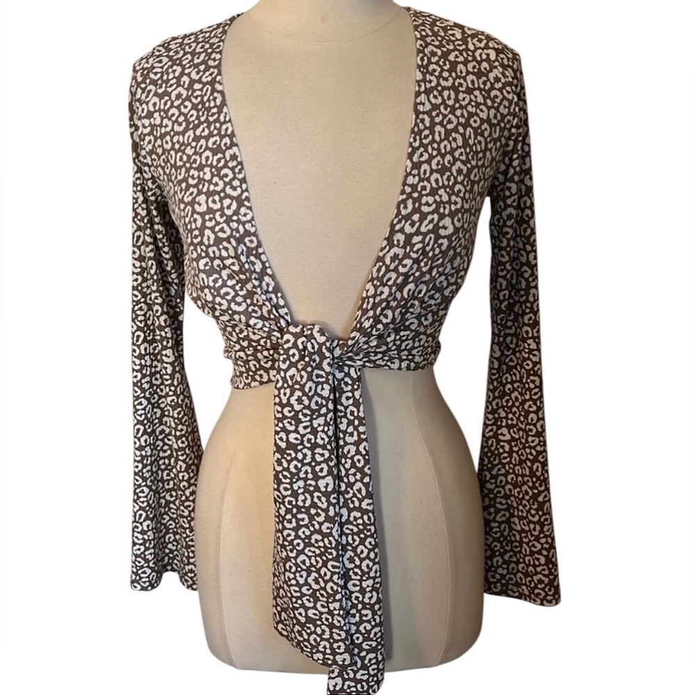 NWT Windsor Taupe & Ivory Leopard print Tie Top w/long Bell sleeves Size Medium